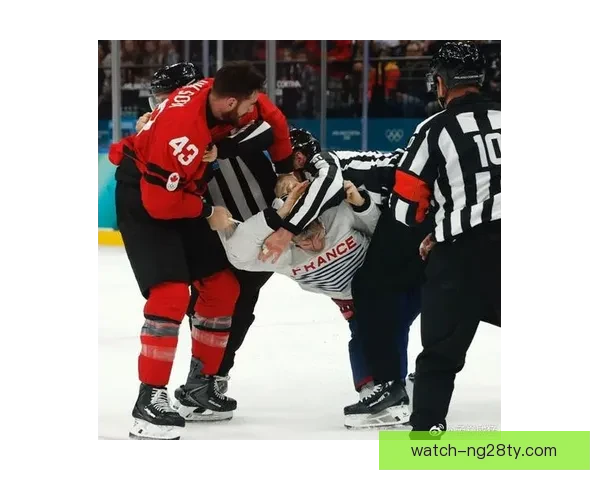 冬奥首战两米壮汉互殴裁判忙坏 冬奥首战两米壮汉互殴裁判忙坏