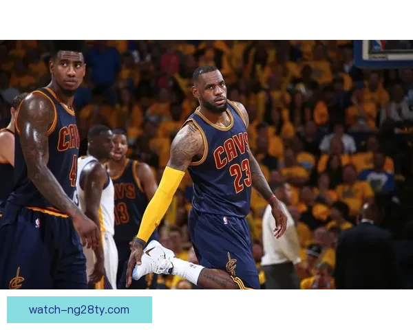 41岁詹姆斯单挑儿子扣碎篮板 41岁詹姆斯单挑儿子扣碎篮板